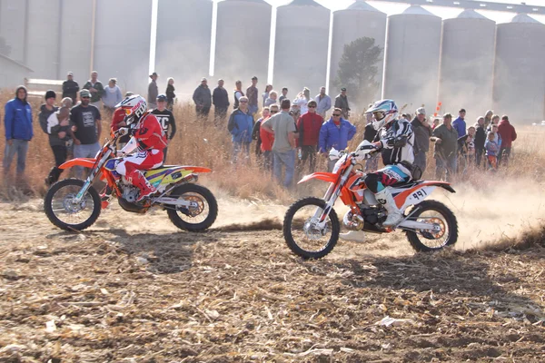 Two motorbikes kicking up trail of dust on sand track during ral — Stock Photo, Image