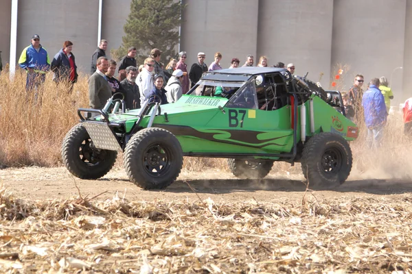 Anpassade twin-sits rally buggy sparka upp spår av damm på sand — Stockfoto