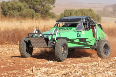 Özel Çift Kişilik Kişilik ralli arabası toz kum üzerinde iz kadar tekme 