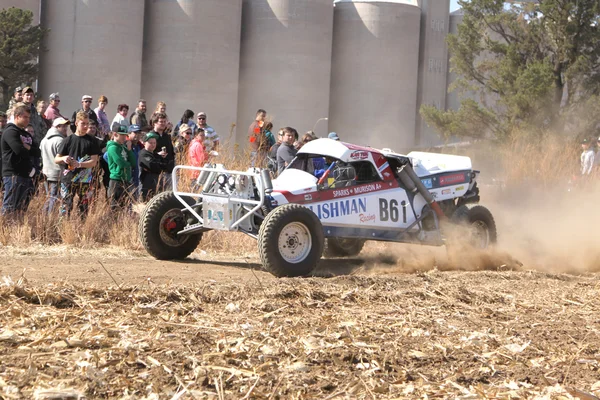 Custom monoposto rally buggy calci traccia di polvere su san — Foto Stock