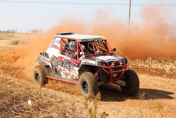 Aangepaste twin zitsbank rally buggy schoppen van spoor van stof op zand — Stockfoto