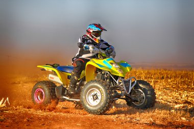 HD - Quad Bisiklet rall sırasında toz kum pistte iz kadar tekme