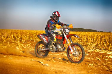 HD - ral sırasında toz kum pistte izi yukarı tekme motosiklet