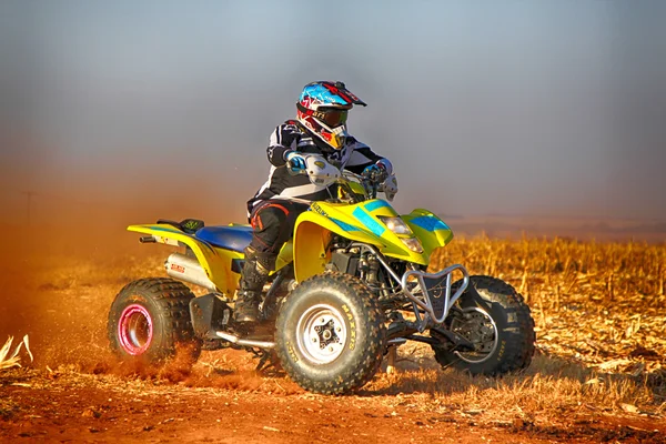 HD- Quad Bike kicking up trail of dust on sand track during rall — Stock Photo, Image