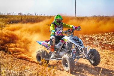 HD - Quad Bisiklet rall sırasında toz kum pistte iz kadar tekme