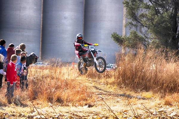 HD - motosiklet bayiliği parça ralli yarış sırasında. — Stok fotoğraf