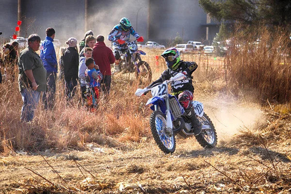 HD - Motorbike kicking up trail of dust on sand track during ral — Stock Photo, Image