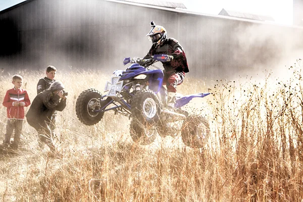 HD- Quad Bike ramping in dust on sand track during rally race. — Stock Photo, Image