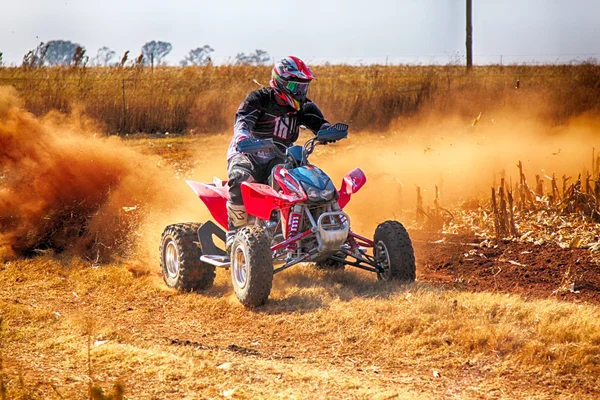 HD- Quad Bike kicking up trail of dust on sand track during rall — Stock Photo, Image