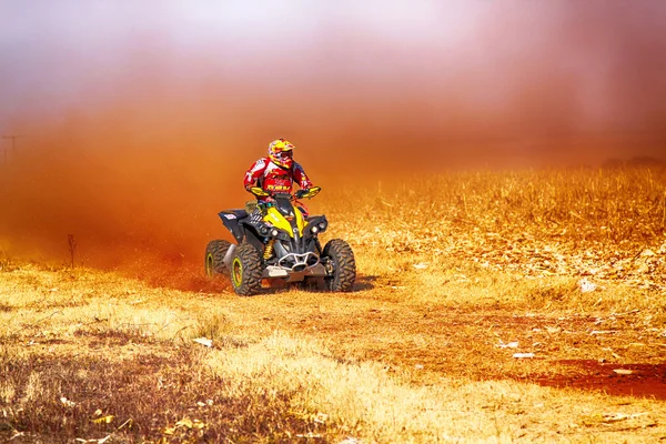 Hd-クワッド バイク rall の中に砂のトラック上でほこりのトレイルを蹴る — ストック写真