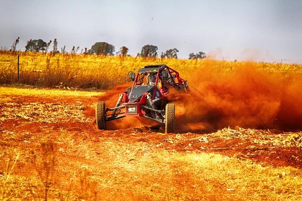 HD - Custom single seater rally buggy kicking up trail of dust o — Stock Photo, Image