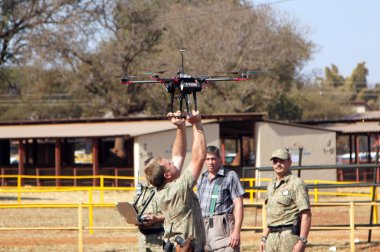 Çiftlik topluluk güvenlik görüntülenirken drone ile fotoğraf makinesi