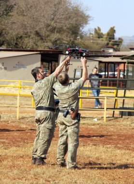 Çiftlik topluluk güvenlik görüntülenirken drone ile fotoğraf makinesi