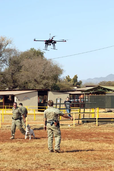 Farm Community Security exibindo drone com câmera — Fotografia de Stock