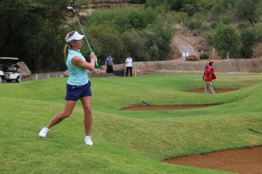 Ladies pro golfer Daniella Montgomery playing over a bunker on N