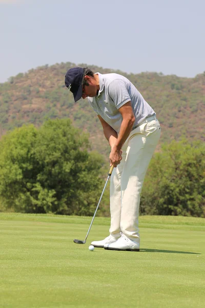 Mens pro golfer Jean van de Velde putting for a birdie on Novemb — Stockfoto