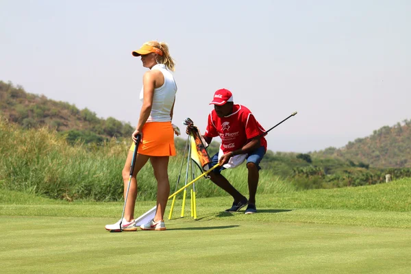 Señoras golfista profesional Carly Booth se prepara para poner Noviembre 2015 en — Foto de Stock