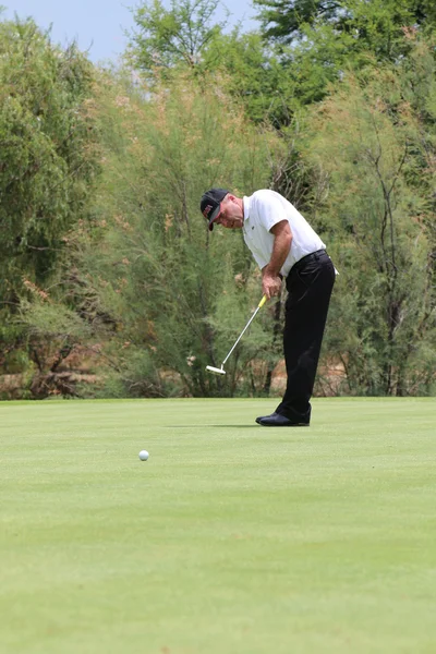 Mens pro golfer Thomas Levet going for the long put on November — Stockfoto