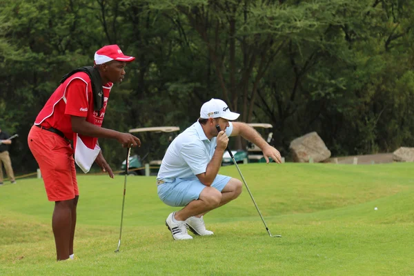 Mens pro golfer Richard Sterne sizing up his put on November 201 — стокове фото