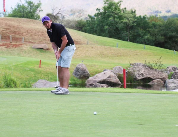 Former Protea Cricket Captain Graeme Smith attempting long put November 2015 in South Africa — Zdjęcie stockowe