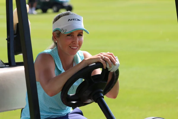 Lächelnde Golfprofi-Dame Daniella Montgomery hinterm Lenkrad. wh — Stockfoto