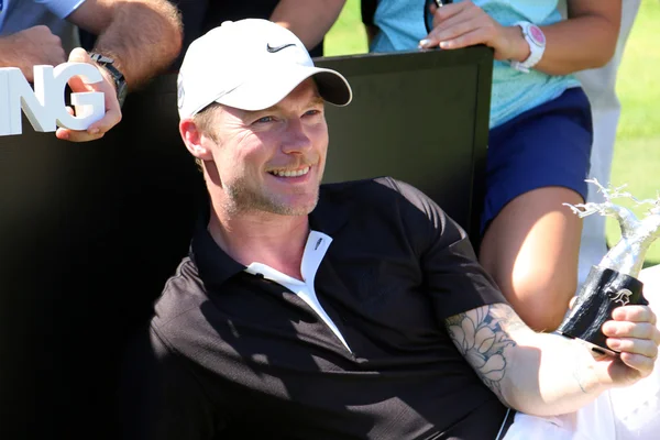 Singer-songwriter Ronan Keating proudly holding his trophy at aw — Stock Photo, Image