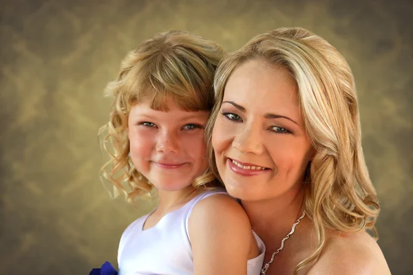 Schöne Mutter und Tochter Studio Foto — Stockfoto