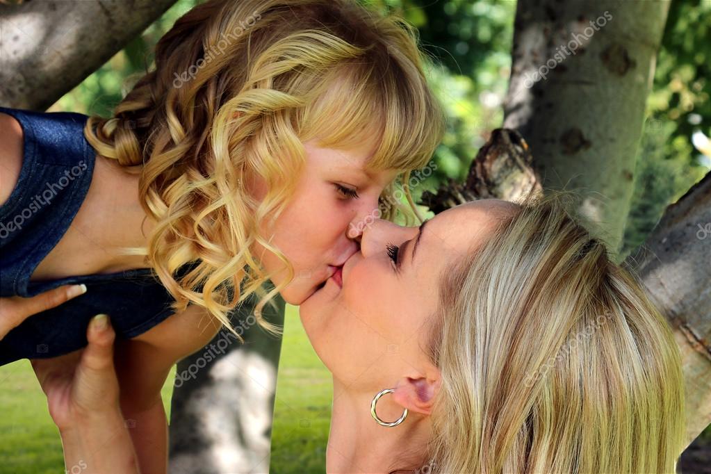 Mutter und Tochter lieben Kuss vom Baum.