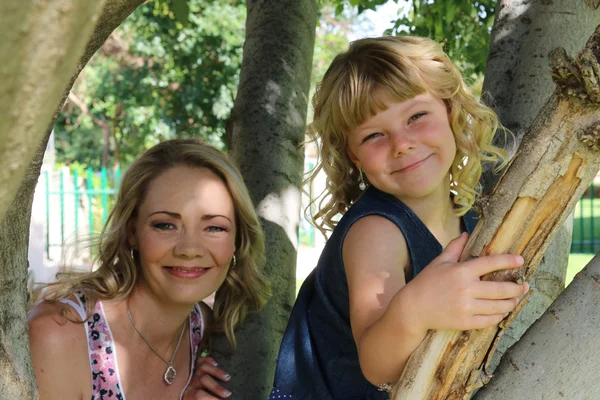 Mutter mit Tochter im Gartenbaum — Stockfoto