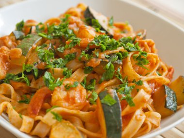 Tagliatelle mantarlı karides ve kabak