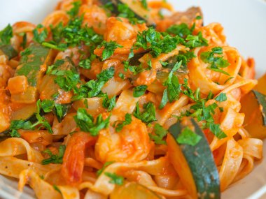 Tagliatelle mantarlı karides ve kabak