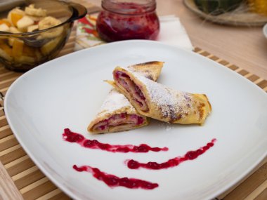 Çilek reçelli krep