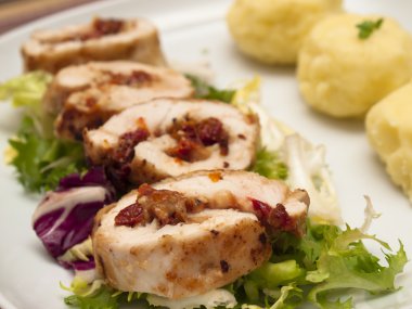 Roulades kurutulmuş domates ve mozzarella peyniri ile