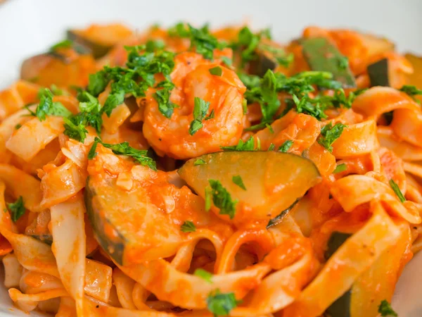 Tagliatelle with shrimp and zucchini — Stock Photo, Image