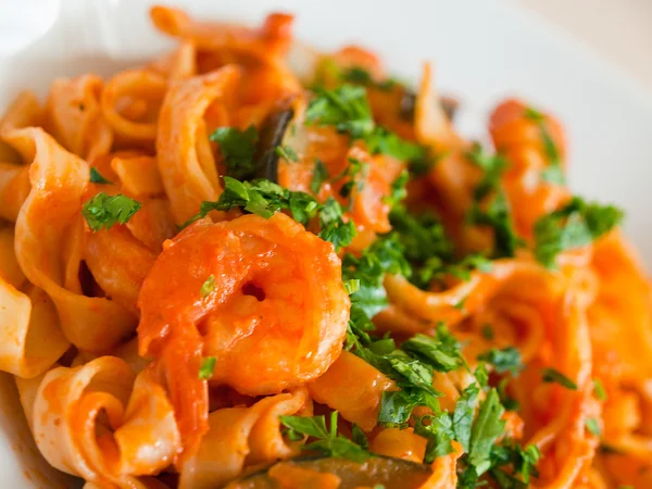 Tagliatelle with shrimp and zucchini — Stock Photo, Image