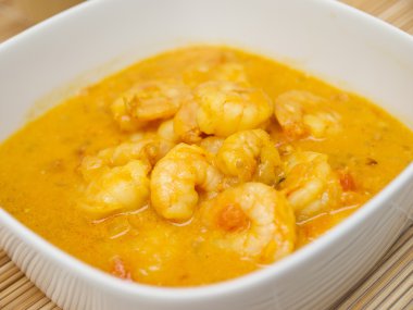 Hindistan cevizi curry karides ile