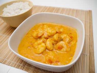 Hindistan cevizi curry karides ile