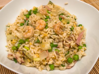 Kızarmış karidesli pilav