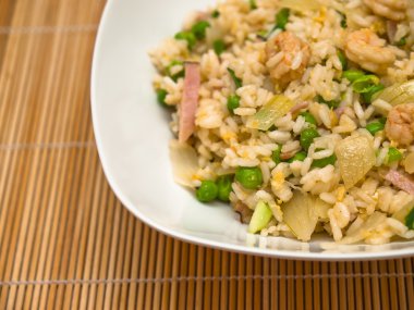 Kızarmış karidesli pilav