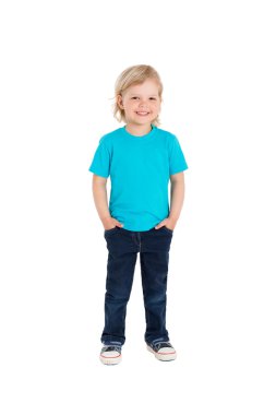 Mavi t-shirt üzerinde beyaz bir backgrou izole küçük kız gülümseyerek