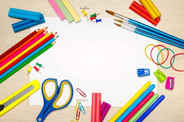 Material escolar con papel en blanco en el escritorio de la escuela — Foto de Stock