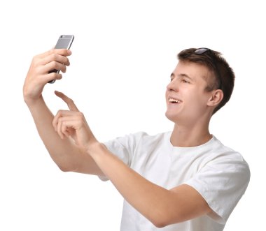 Yakışıklı delikanlı Smartphone ve alma selfie bakarak