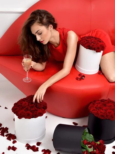 Красива розкішна модна жінка лежить на червоних губах диван-ліжко — стокове фото