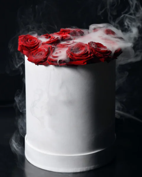 新鮮な赤いバラの花束は黒い上に煙で明るい花 — ストック写真
