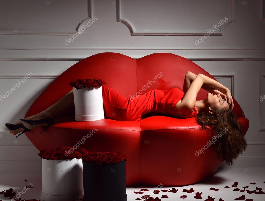 Дама состоятельного мужика интимно удовлетворяет на красном диване