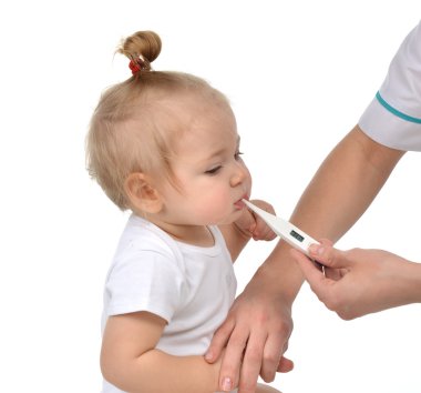 Doktor el bebek yürümeye başlayan çocuk ile sıcaklık ölçme