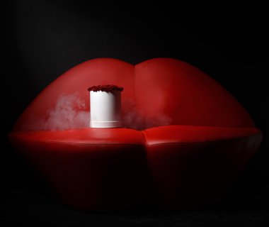 Taze kırmızı gül buketi kırmızı dudaklarda duman ile parlak çiçek 