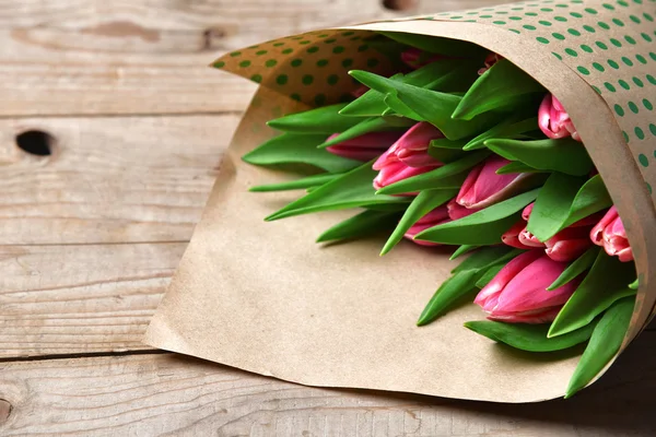 Ramo de flores frescas de tulipán rosa púrpura cerrar la composición en — Foto de Stock