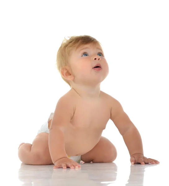 Nyfödda barn flicka i blöja kryper gärna tittar upp — Stockfoto