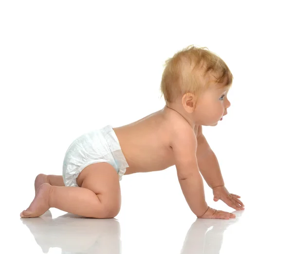 Niño de 6 meses niño pequeño sentado o gateando mirando —  Fotos de Stock